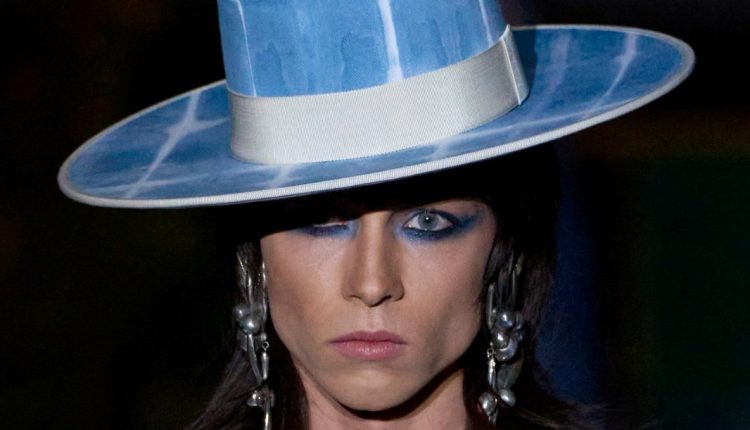 قبعة باللون الأزرق من جوانا مارتن Juana Martín