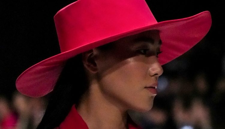 قبعة باللون الأحمر من Lili Blanc